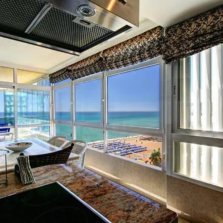 4 Bedroom Beachfront Penthouse Διαμέρισμα *