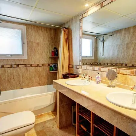 4 Bedroom Beachfront Penthouse * Τορρεμολίνος