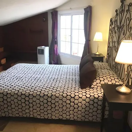 Daire 4 Bedroom Beachfront Penthouse *